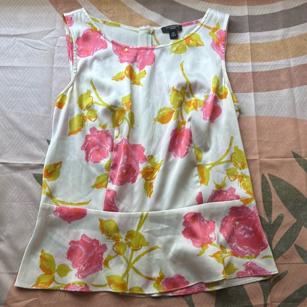 ✨Ann Taylor Floral White Pink Yellow Sleeveless Peplum Top - Picture 2 of 7